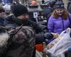 Виктория Нуланд раздает печенье протестующим на Майдане.
