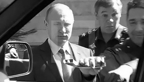Путин не смог открыть дверь при осмотре «УАЗ Патриот».