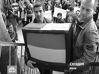С 1 ноября 2008 года украинские кабельные операторы прекращают ретрансляцию неадаптированных к местному законодательству телеканалов - в том числе российских. Кадр: НТВ.