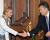 Юлия Тимошенко и Виктор Янукович. Фото: AP.