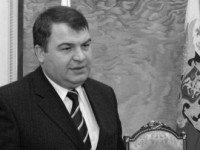 Глава Минобороны Анатолий Сердюков и начальник Генштаба Николай Макаров попросили не переназначать их после инаугурации избранного президента Владимира Путина.