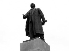 Свободовцы во главе с депутатом разрушили памятник Ленину.
