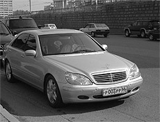 Не специалисту обнаружить обновление автопарка Росселя будет очень сложно: сейчас губернатор ездит на точно таком же Мерседесе, а значит, покупка автохозяйства пройдет незамеченной.