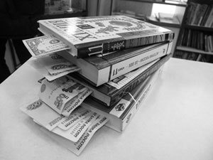 В настоящее время наши правоохранительные органы вместо борьбы с купленными дипломами всё своё внимание сосредоточили на привлечение к уголовной ответственности преподавателей-«взяточников». Фото: inforotor.ru.